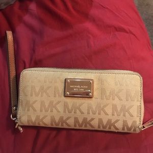 MK - Wallet removable wristlet